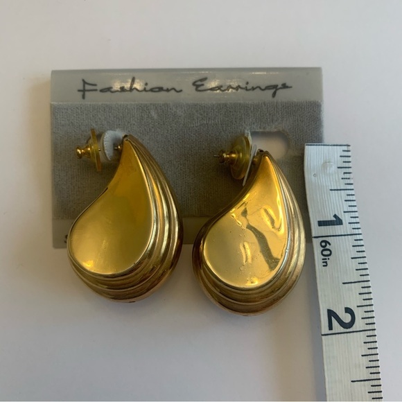 Vintage Gold Tear Drop Costume Earrings - Picture 3 of 3